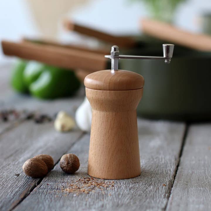 Ogo living – wholesale Spice mill – Beech wood crank nutmeg mill