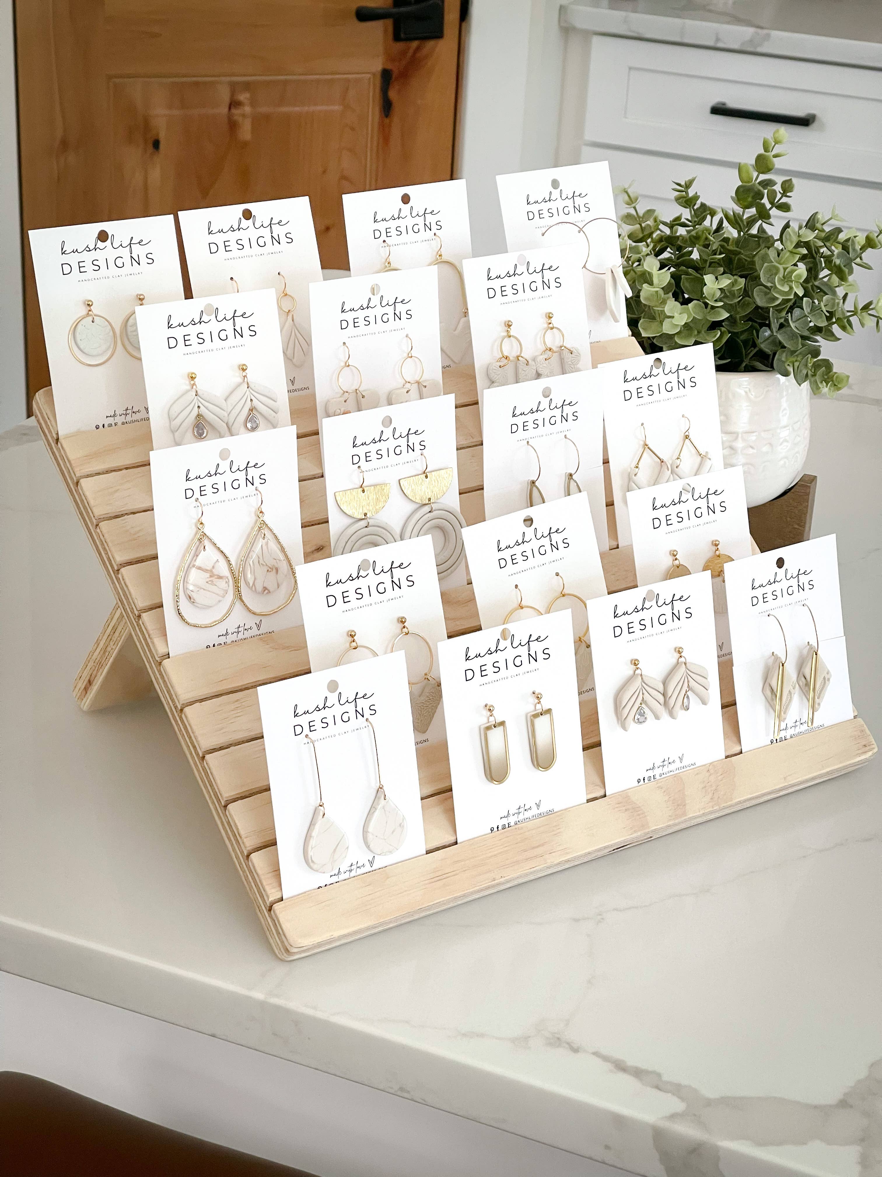 Kush Life Designs – wholesale Smyckesmonter – Möblerat träställ för örhängen med gångjärn6