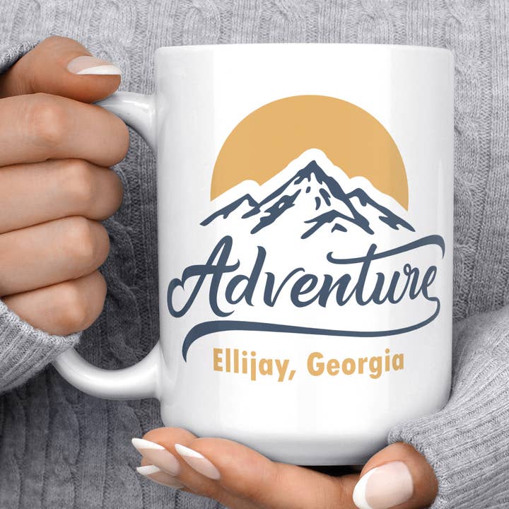 Brugerdefinerede bjerge eventyr Tilføj din by og stat krus for engroshandel hos Quotable Life