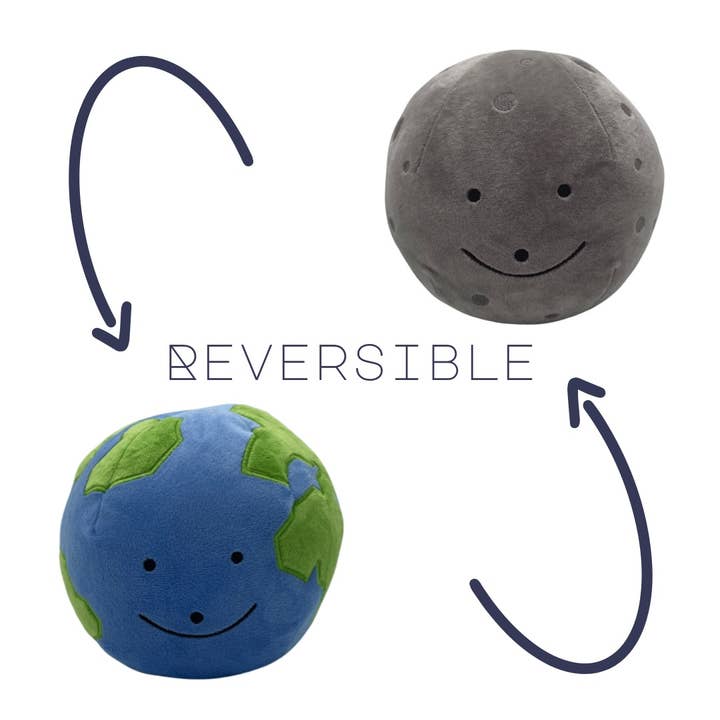 Peluche réversible Terre, Lune et planète pour la vente par Storklings