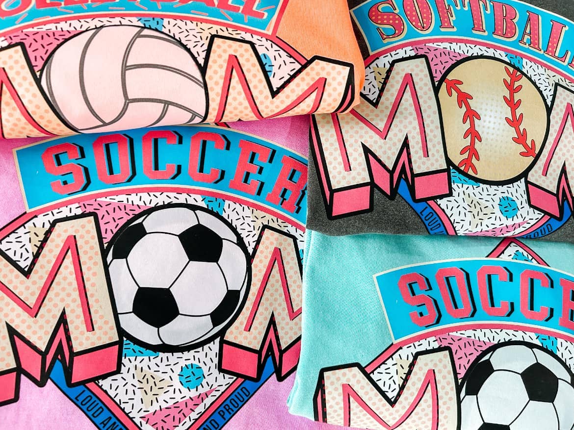 ZZ Threadz - Vente T-shirt sérigraphié – femme - T-shirt graphique tendance 'Soccer Mom' collection Sports Drippy Comfort Colors0