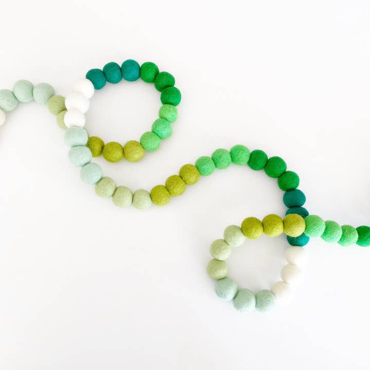 Ombre grön filtbollkrans - 50 filtbollar för wholesale av Glitter Party Co
