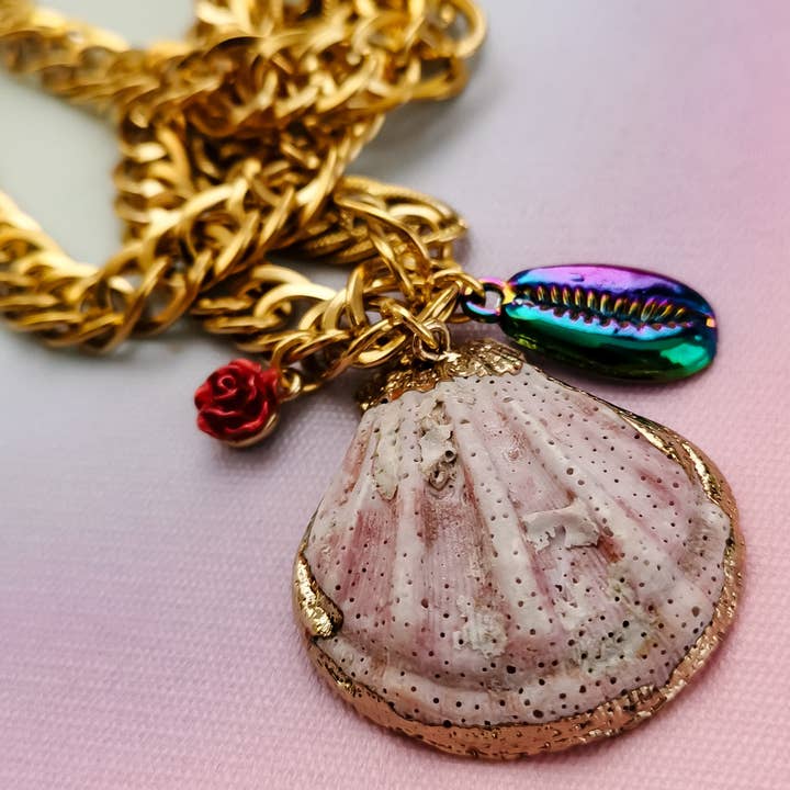 Collana con ciondoli di conchiglia e filo Cowrie per la vendita all'ingrosso da parte di Pampa Mia