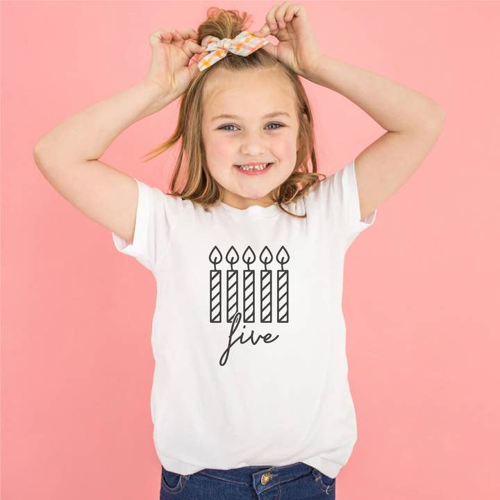 Fifth Birthday Candles - Camiseta para niños pequeños y pequeños para venta al por mayor de Moon & Mama Co.