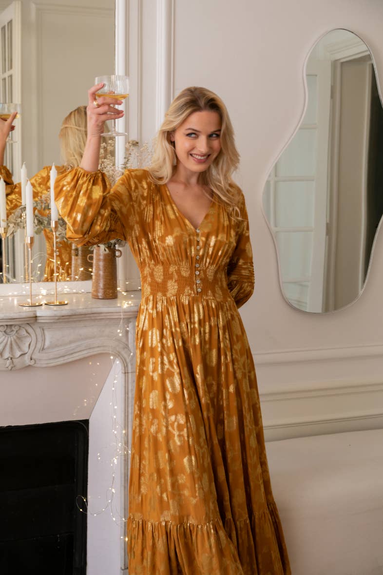 Kamel Locker geschnittenes langes Kleid mit Rüschen, Golddruck. für den Großhandel auf Faire2