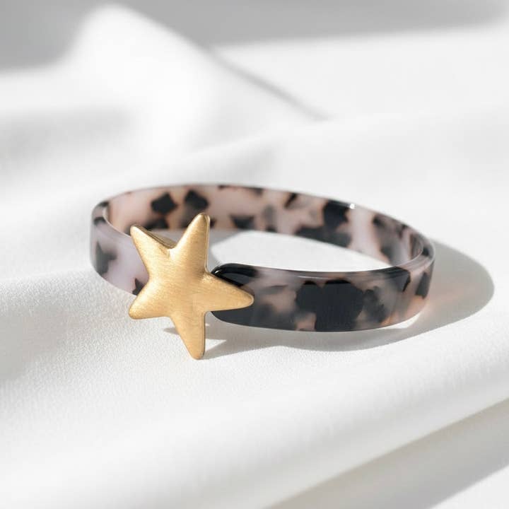 Manchette Star Lucite, bracelet minimaliste en écaille de tortue pour la vente par StarryNYC