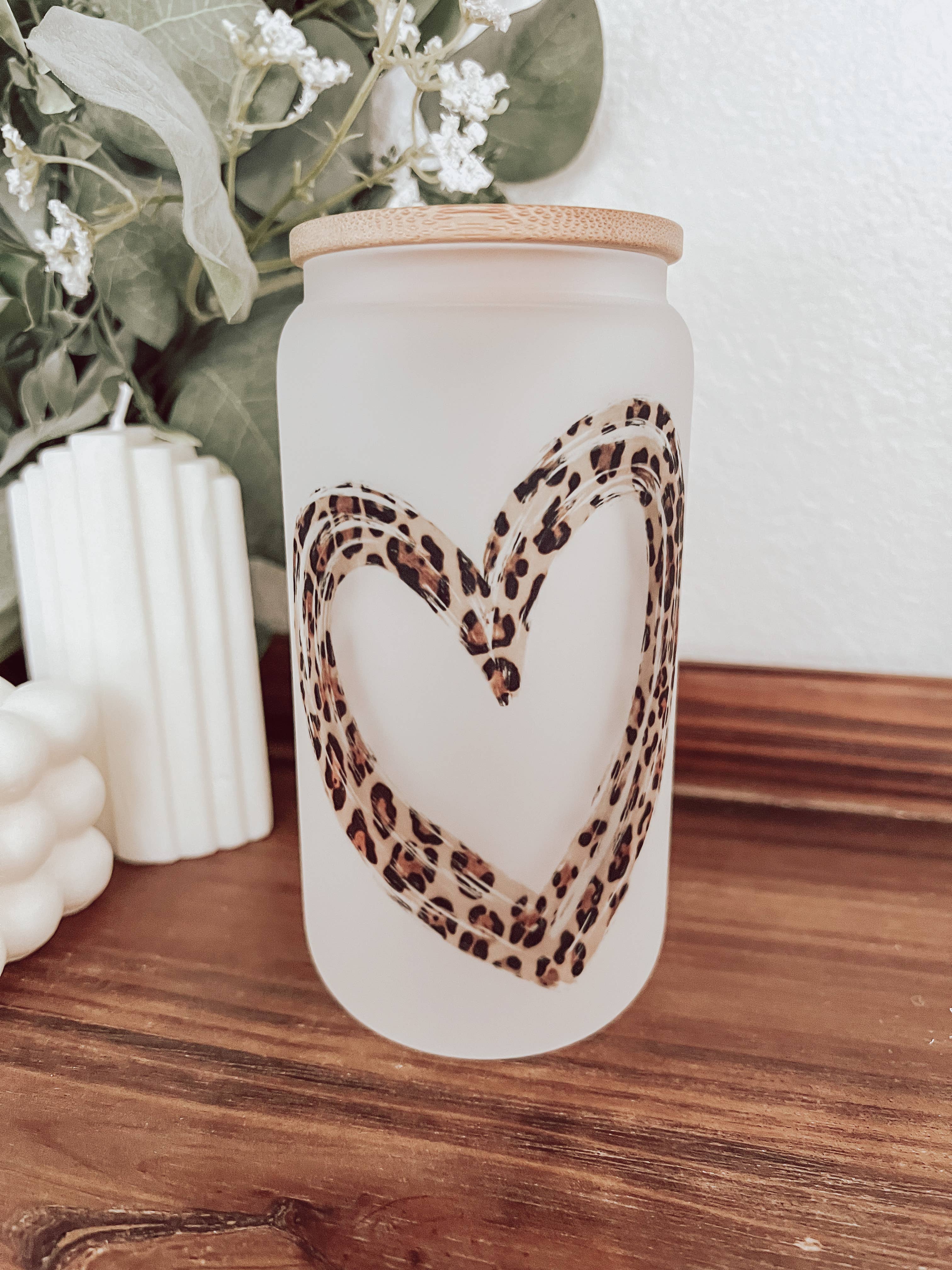 Emma K Designs - Vente Verre/tasse - Tasse en verre givré 16 oz en forme de cœur de léopard avec couvercle en bambou2