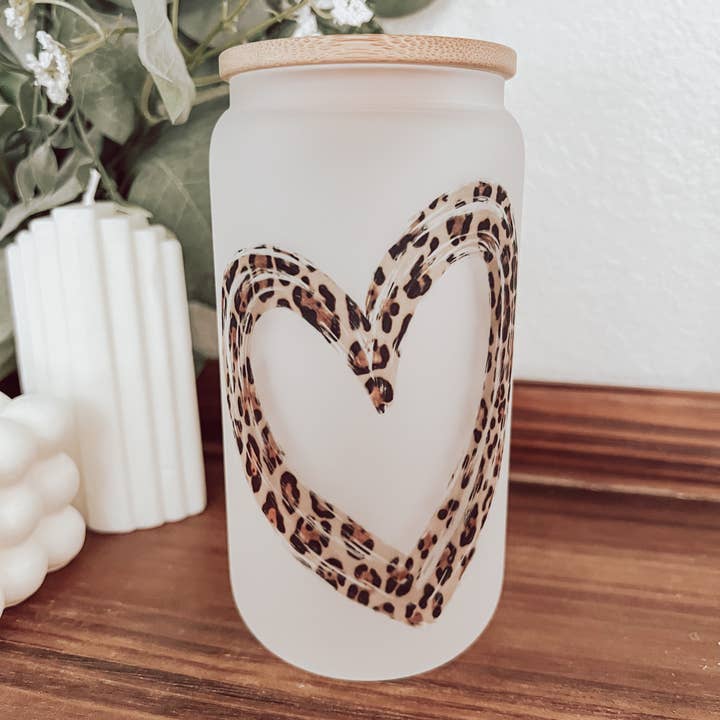 Emma K Designs - Vente Verre/tasse - Tasse en verre givré 16 oz en forme de cœur de léopard avec couvercle en bambou2