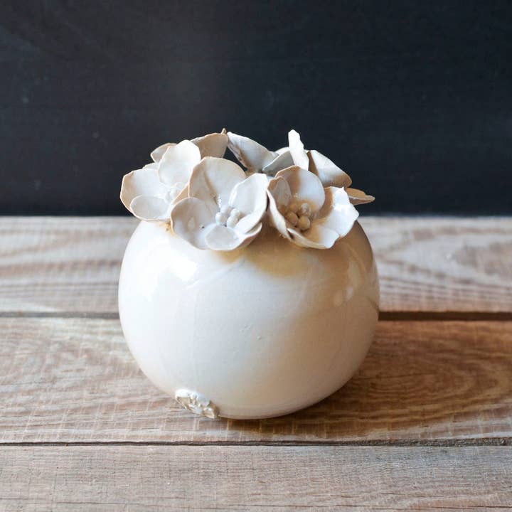 Romantic white spherical stoneware vase with 4-petaled flowers for wholesale by L'Officina