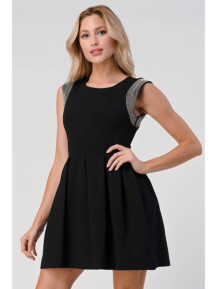 SCHWARZ Miro-Kette Detailliertes Plissee Kleid für den Großhandel auf Faire