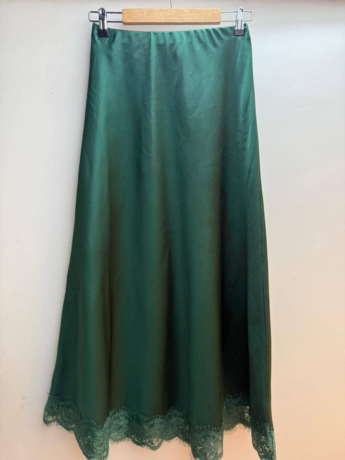 LORIANE - Wholesale Skirt - Women's - 11233U Long skirt with lace in satin1