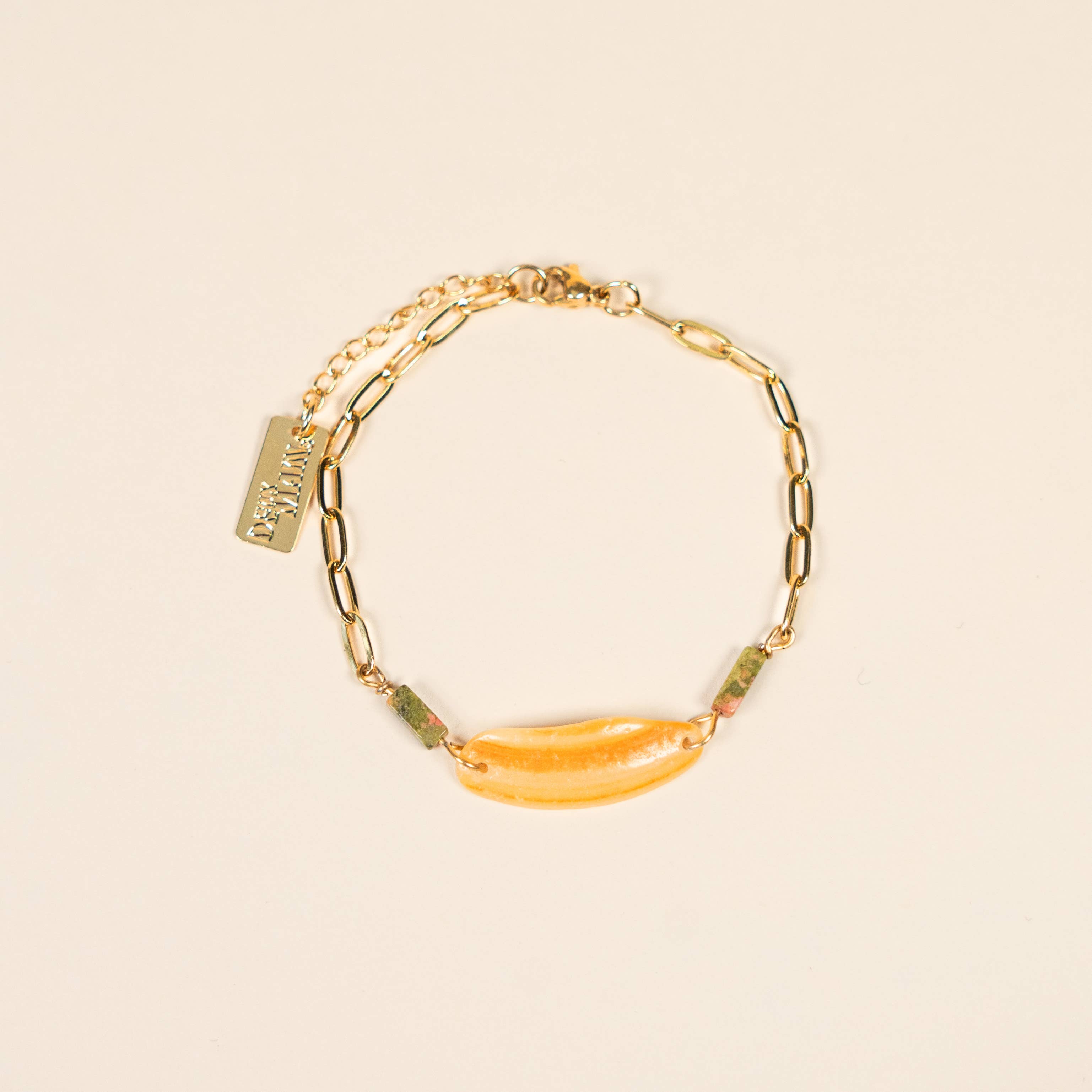 Atelier Deux Mains - Wholesale Bedelarmbandje - Totem armband van verguld roestvrij staal met schelpenfragment en unakietkralen0