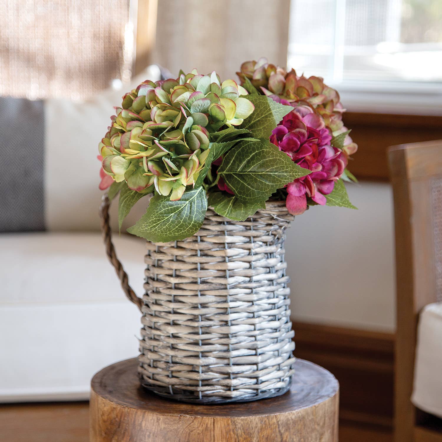 Col House Designs - Venta al por mayor Jardinera de pared - Pequeña cesta macetero en forma de jarra de agua de mimbre gris1