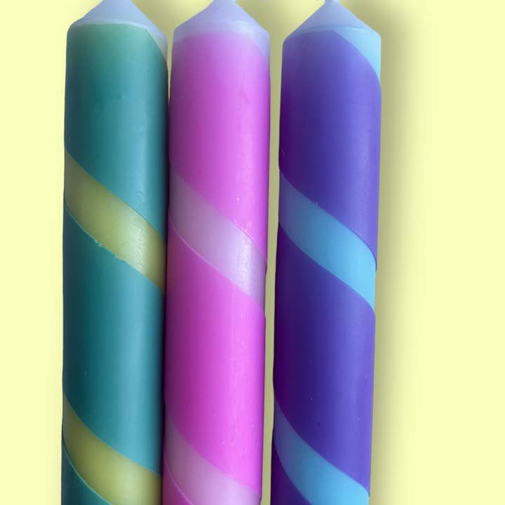 The Colour Emporium - Vente Bougies/bougeoirs coniques - Trio de bougies de dîner VIVID FUSION DIP Dye3