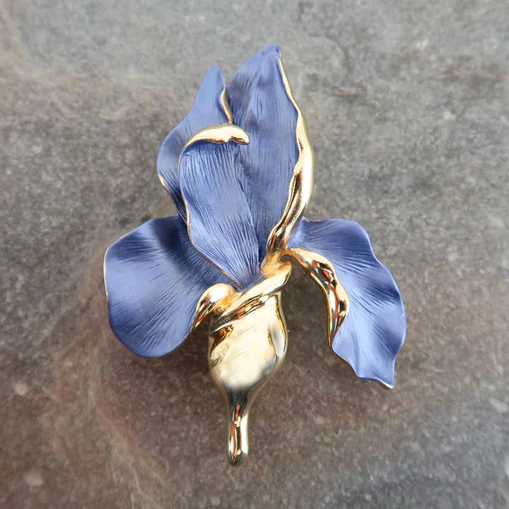 Broche de Flor Azul Violeta Iris, Chapado en Oro para venta al por mayor de Alexander Thurlow & Co Ltd