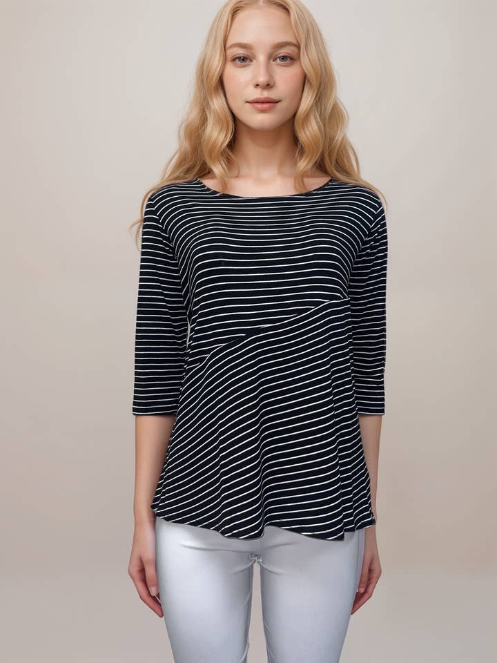 Haut asymétrique classique à rayures pour la vente par Casual & Co.