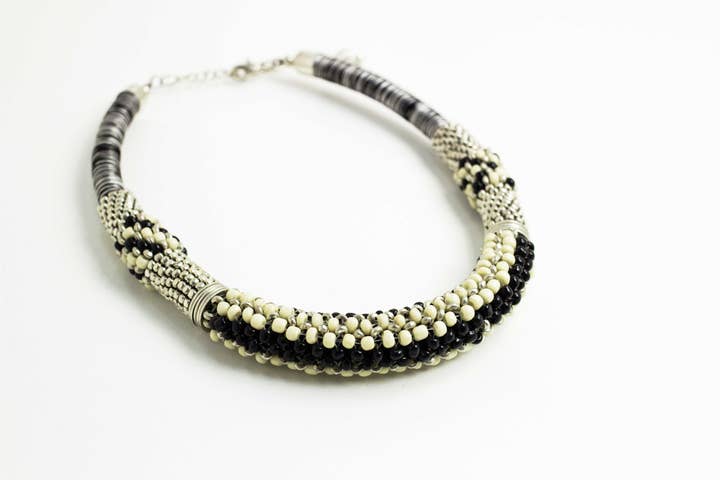 Collana etnica boho corta per la vendita all'ingrosso da parte di Accessoires by KHB