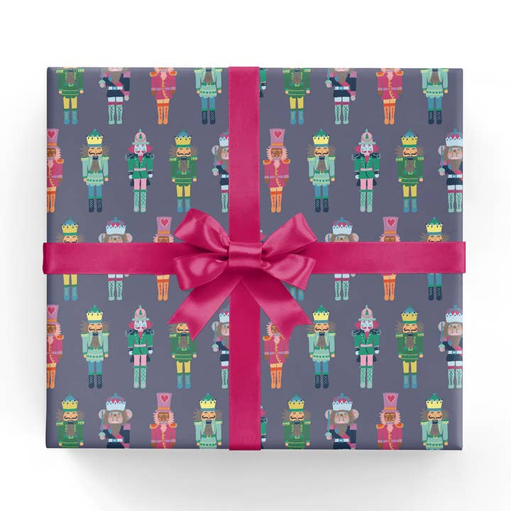 Hoja de papel de regalo de Navidad con soldado cascanueces para venta al por mayor de REVEL & Co.
