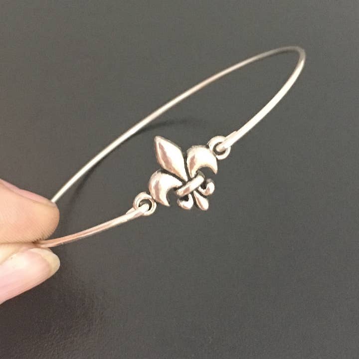 Fleur de Lis Armreif für den Großhandel von Frosted Willow