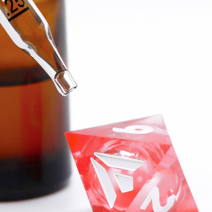 SET DE DÉS - CŒUR LIQUIDE PHOSPHORESCENT - BURNING RED pour la vente par SPACE DELIRIUM