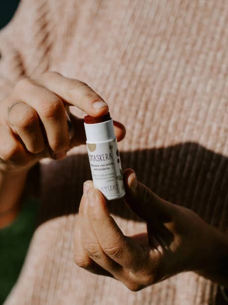 Smaskera - Maschere viso solide in stick per la vendita all'ingrosso da parte di Ethical Grace