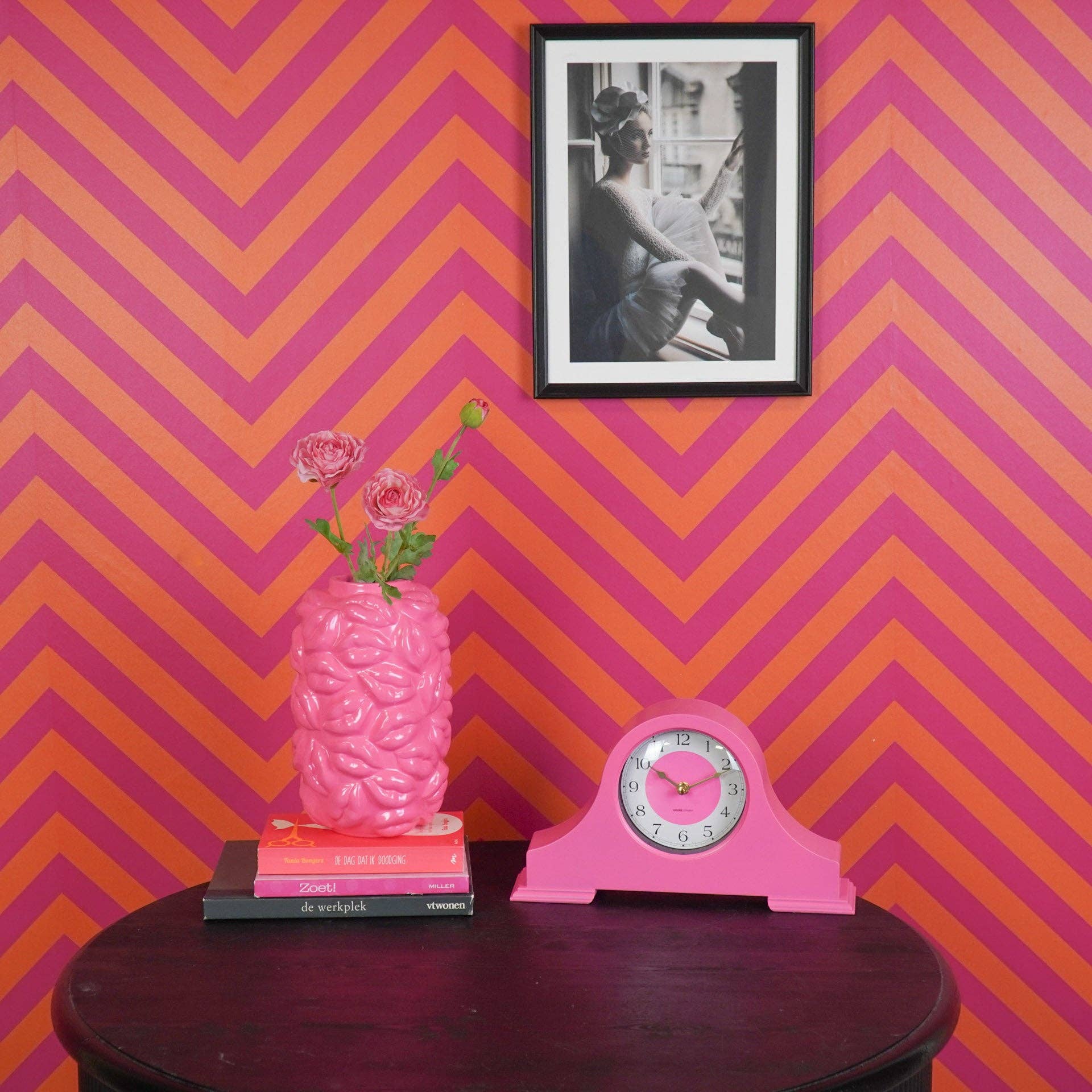 Housevitamin bv - Wholesale Desk Clock - Clock - Mantel Clock- Neon Pink - 36x8,5x20 cm3