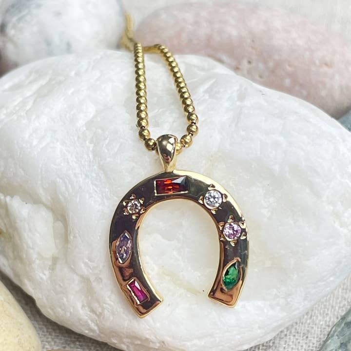 Wishkeeper/// Collier Porte-bonheur Fer à Cheval en Cristal Doré pour la vente par Ewelina Pas Jewelry