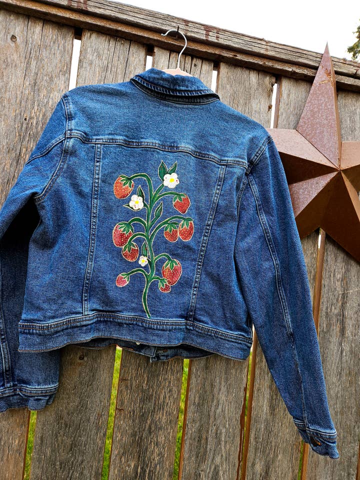 Veste en jean de médecine cardiaque peinte à la main - Large pour la vente par Anishinaabe Girl Designs