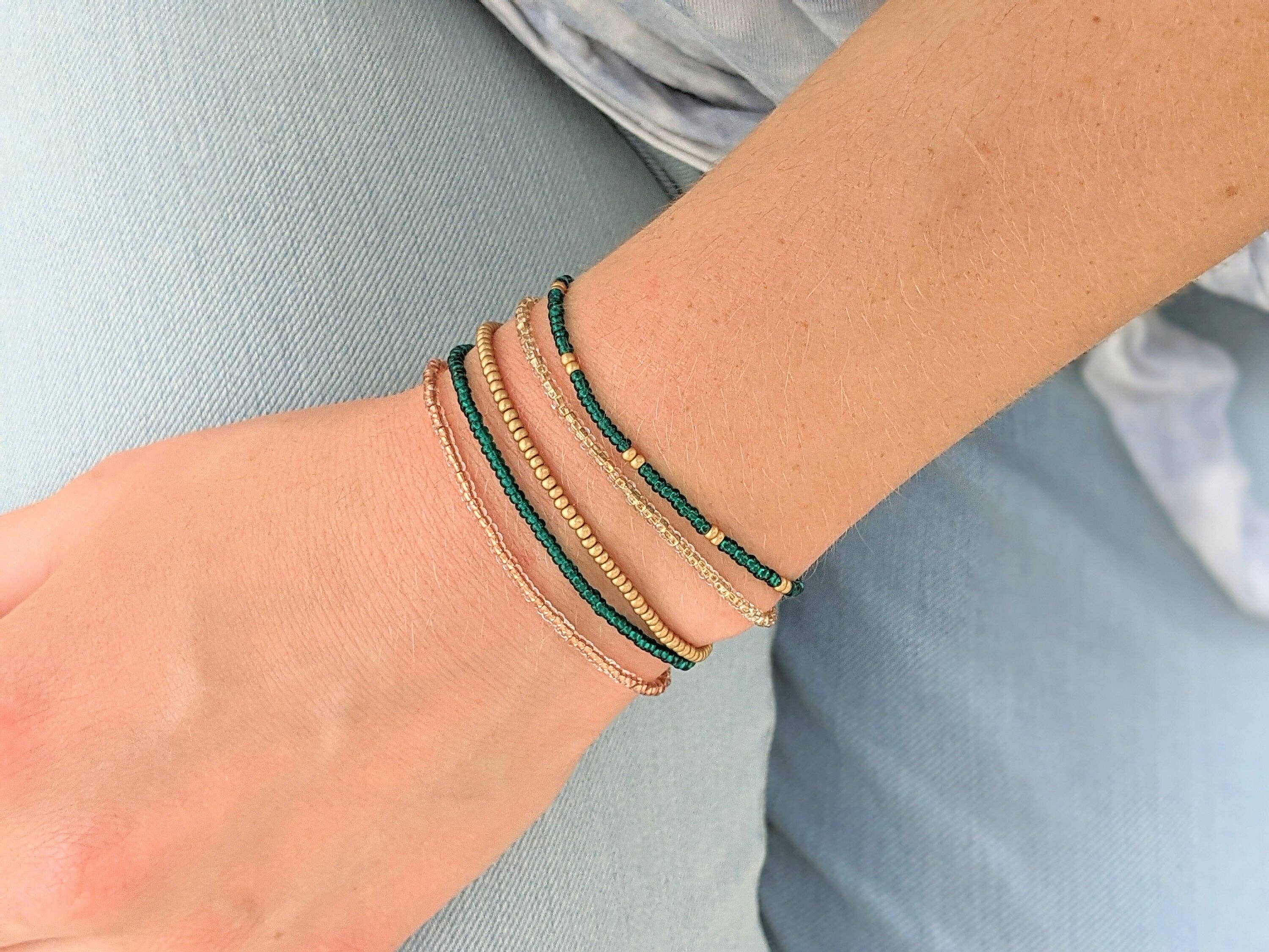 Caitlyn Clare Flair - Vente Parures de bijoux - Ensemble de bracelets extensibles minimalistes en perles Bracelets en perles de rocaille2