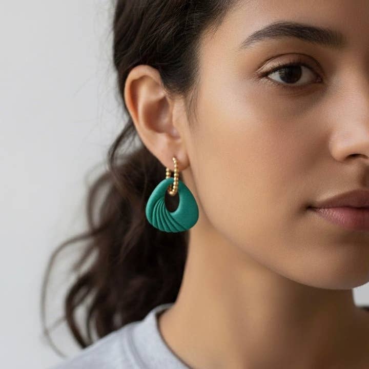 Duestelle Italia - Wholesale Dangle Earrings - Urban Flow - Contemporary gold-plated steel hoop earrings3