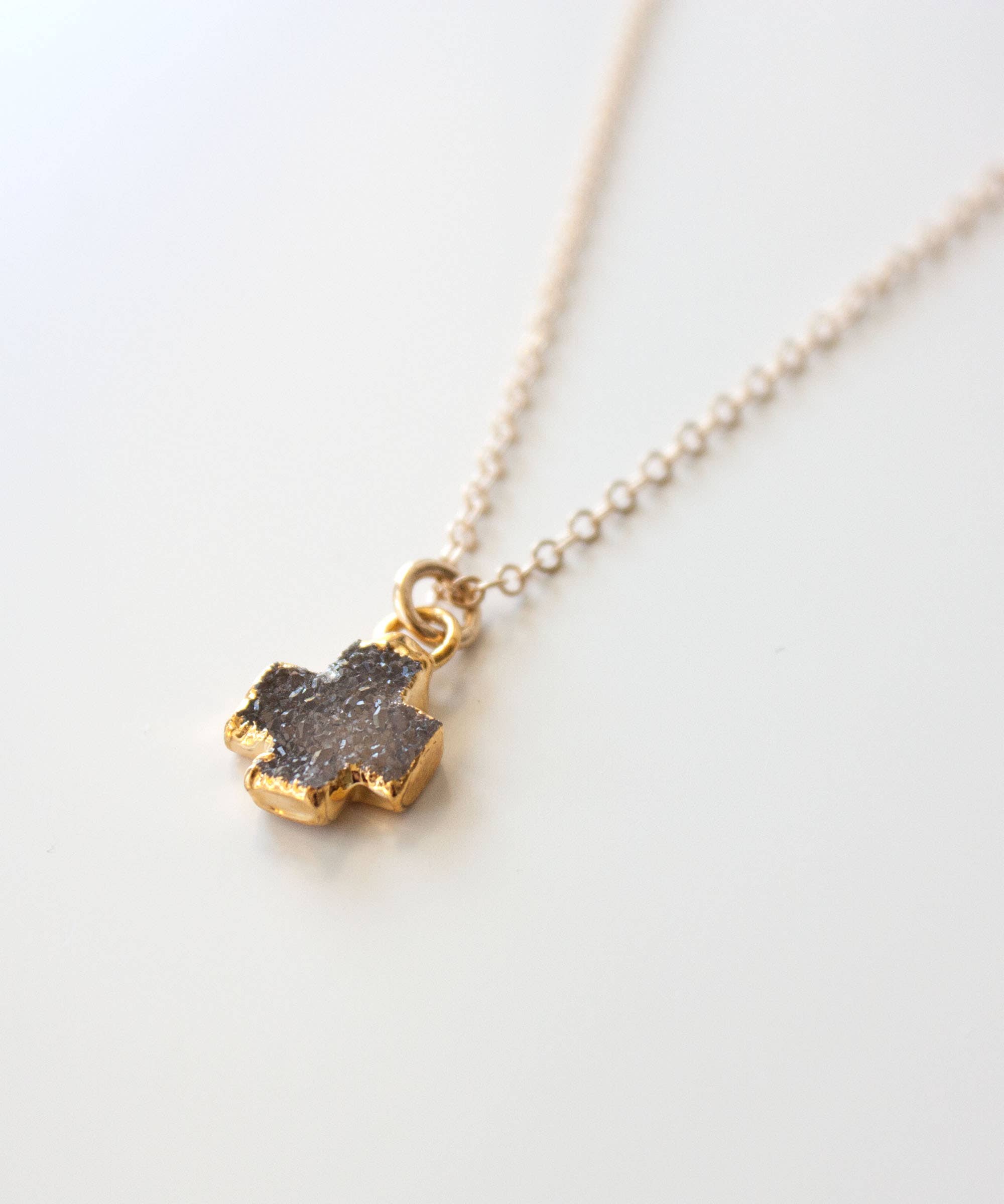 Pure Indigo Design - Vendita all'ingrosso Collana con ciondolo/pendaglio - Celeste Druzy - Collana con croce1