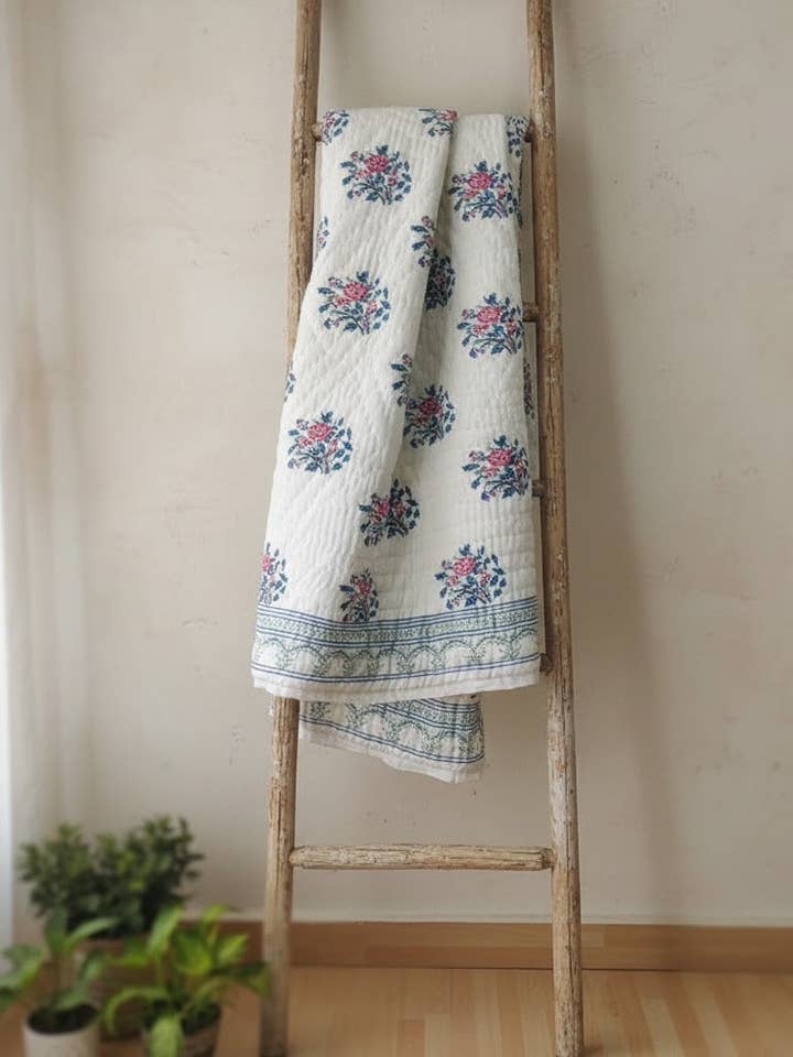 Håndlavet blomsterdyne i økologisk bomuld fra Jaipur #3 for engroshandel hos Akshu & Ameirah