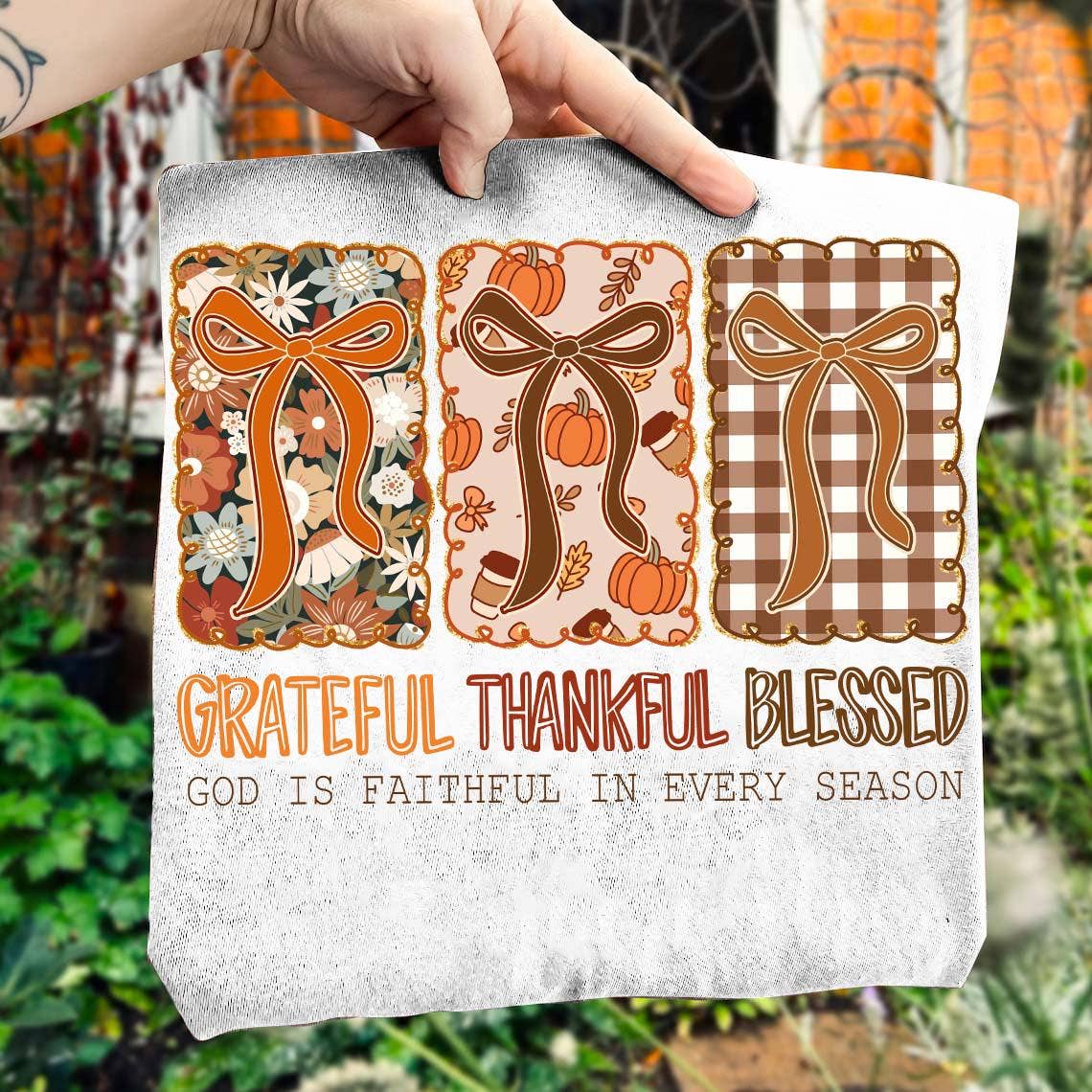 NVC Ecommerce LLC – Großhandel T-Shirt (Grafikdruck) – Damen – Coquette Dankbar Dankbar Gesegnet Tee, Dankbarer Pullover2