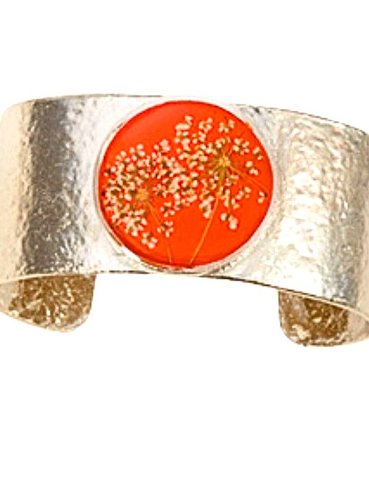 Bracelet manchette rond moyen en dentelle de fleur sur orange sanguine pour la vente par Shari Dixon