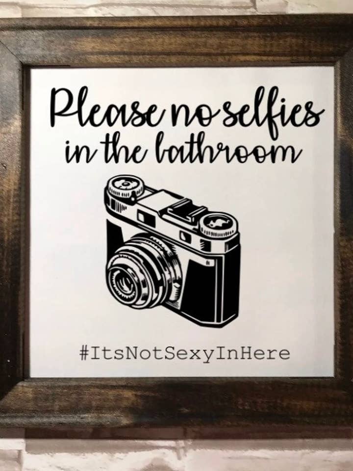 Venligst ingen selfies i badeværelset indrammet lærred for engroshandel hos Works of Panglossian
