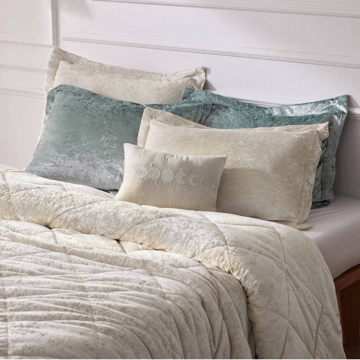 Olliix - Wholesale Bedding Set - Velvet Quilted Diamond Comforter Set, Champagne2