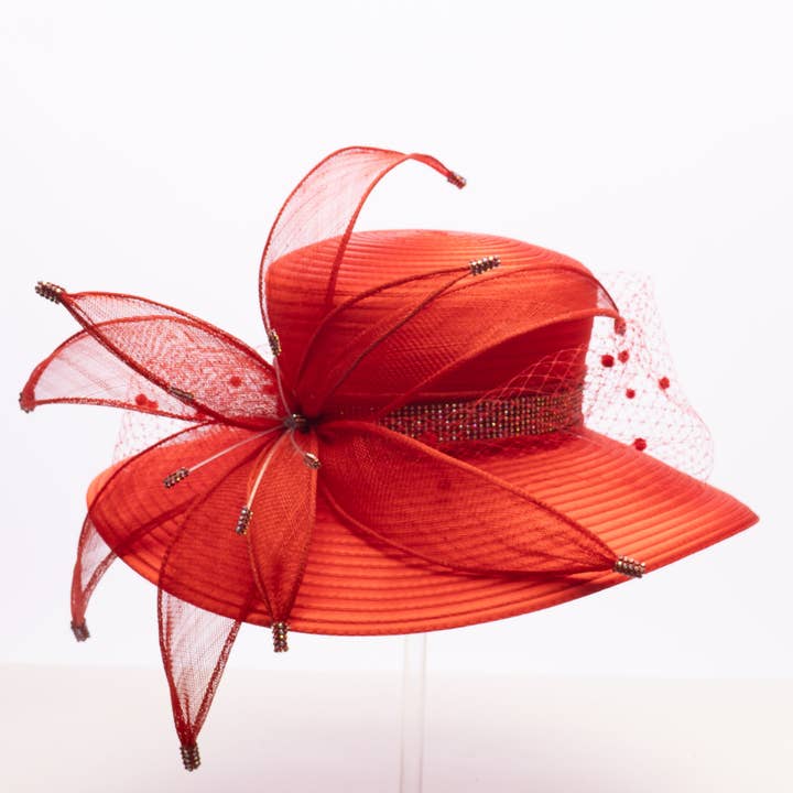 Elegant bredbrättad hatt med dramatisk sinamay-blomma | AJ887Y för wholesale av KaKyCo