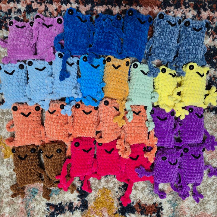 Handgemaakte Fluwelen Gehaakte Kikker Knuffel – Kleurrijk Amigurumi Speelgoed voor wholesale door despinacrafting