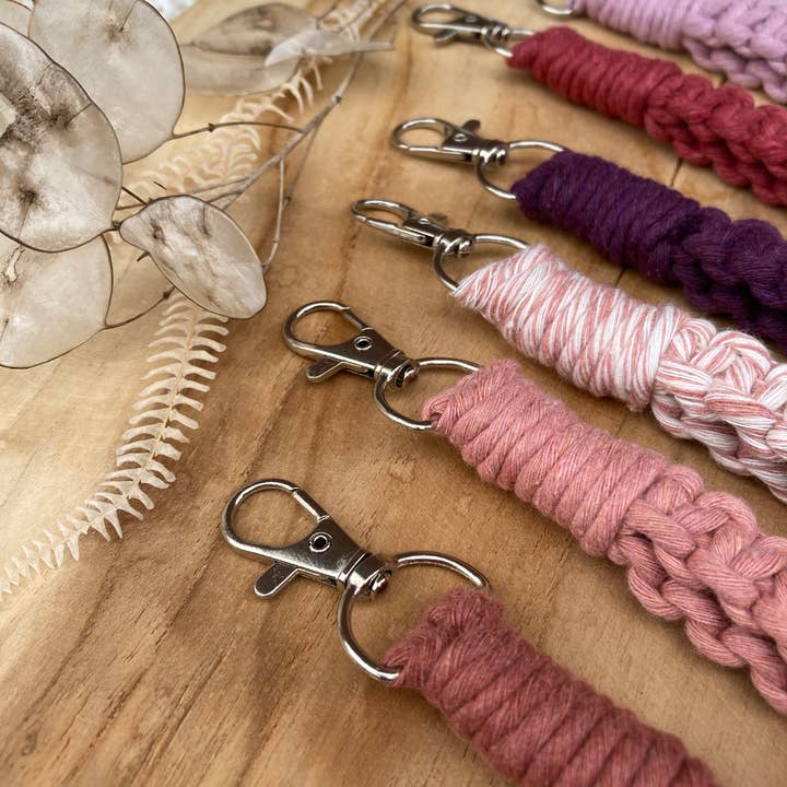 Elbknoten – wholesale Nyckelringar - Dam – Macramé nyckelring med ögla och handledsrem1
