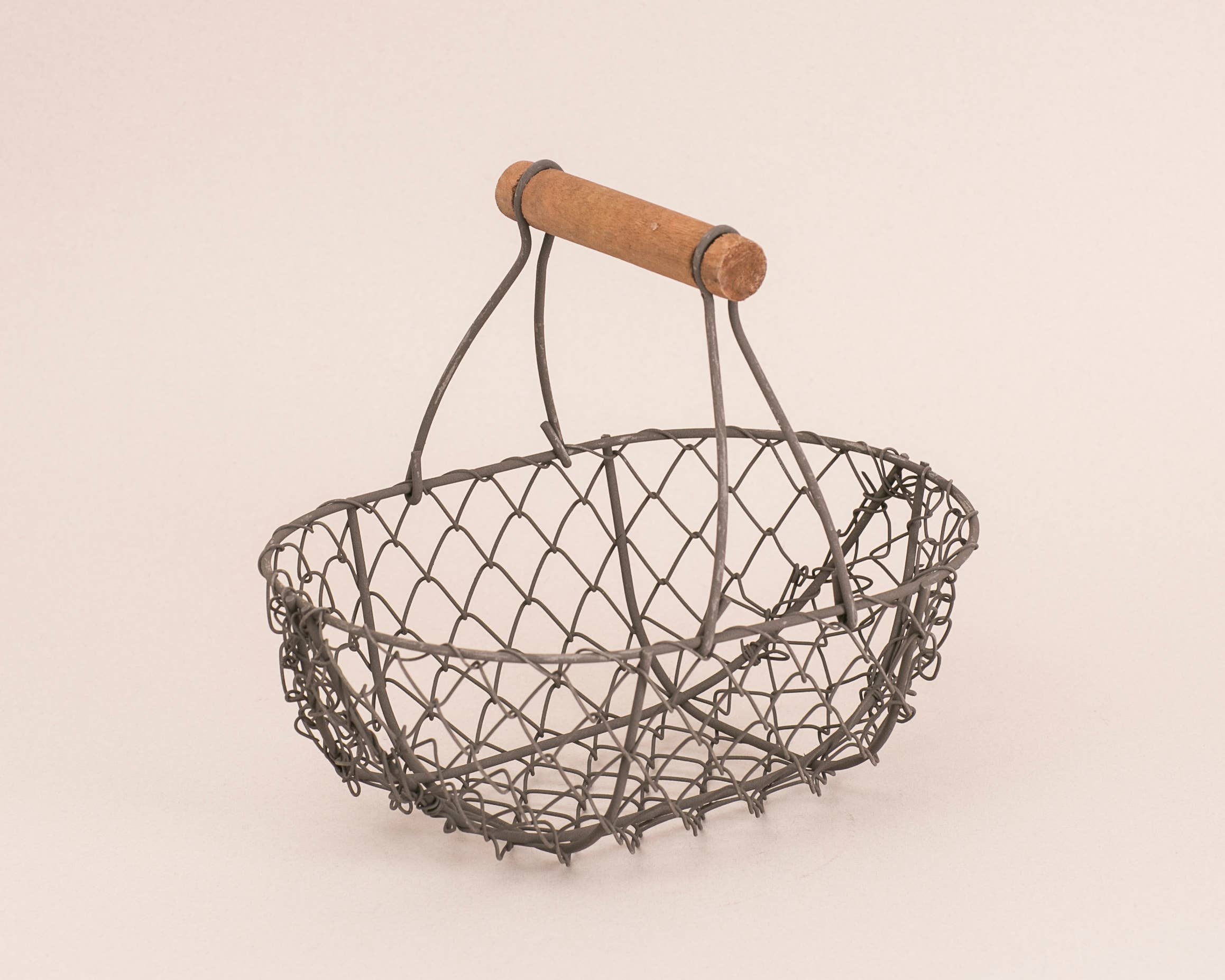 Indy Supply Co - Vendita all'ingrosso Cestini - Piccolo cestello in filo metallico poco profondo con manico fisso in bronzo3