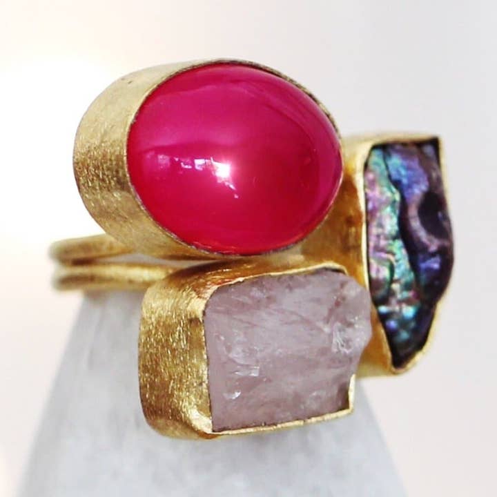 Tara Gold Cluster Ring aus Messing mit Onyx, Quarz und Perle für den Großhandel von Sitara Collections