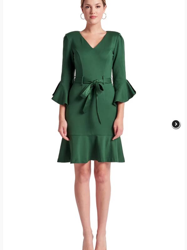 Robe Tayte : col en V 3/4 avec ourlet volanté et ceinture - verte pour la vente par Simona Maghen