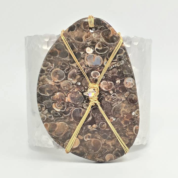 Brazalete ancho de ágata fósil turritella para venta al por mayor de Distinctly Dwyer Gemstone Jewelry