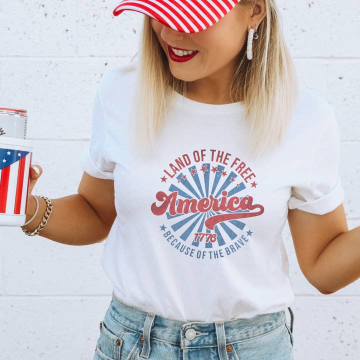 Trendznmore - Modern Graphic Apparel – Engroshandel T-shirt med print - Dame – Retro Land of the Free Patriotic T-shirt