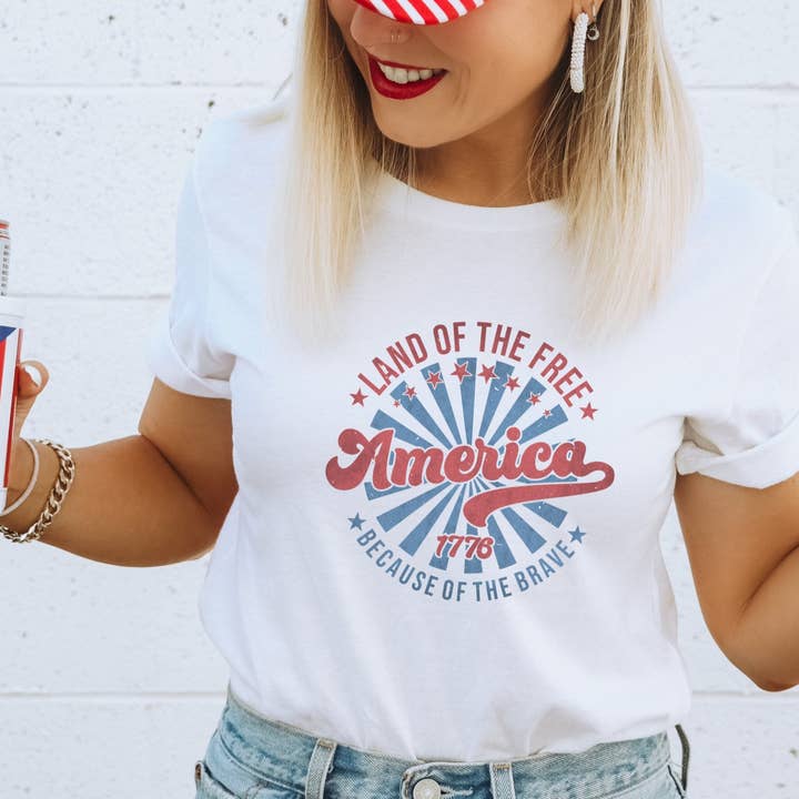 Trendznmore - Modern Graphic Apparel – Engroshandel T-shirt med print - Dame – Retro Land of the Free Patriotic T-shirt0