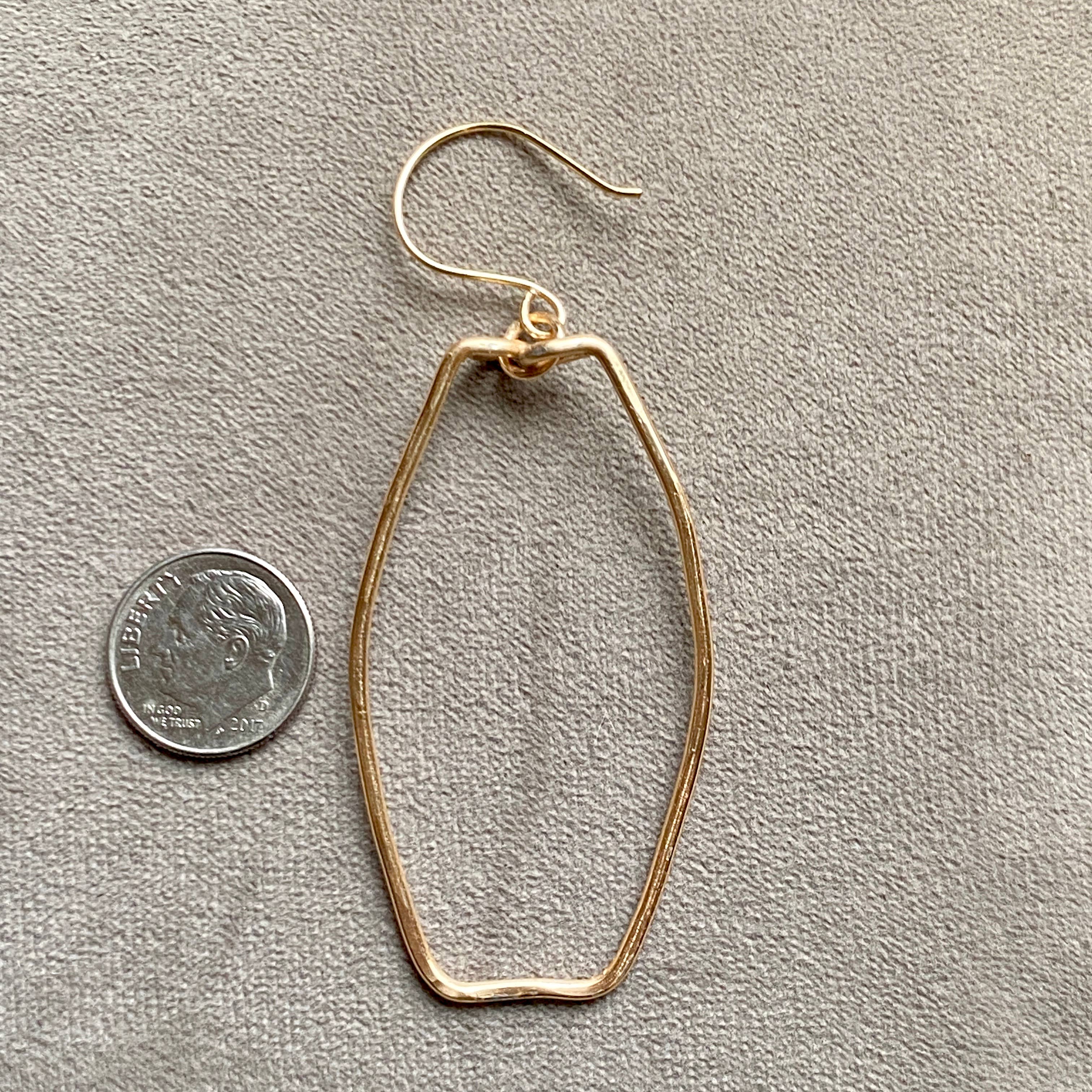 Marble Designs Jewelry - Vente Boucles d'oreilles pendantes - Créoles dorées martelées en forme de goutte rectangulaire2