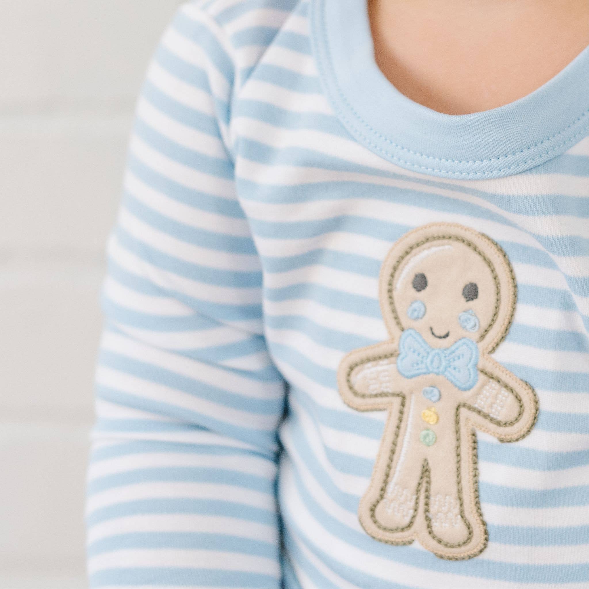 Blå Gingerbread Land Lång Pyjamas - Blå för wholesale på Faire1