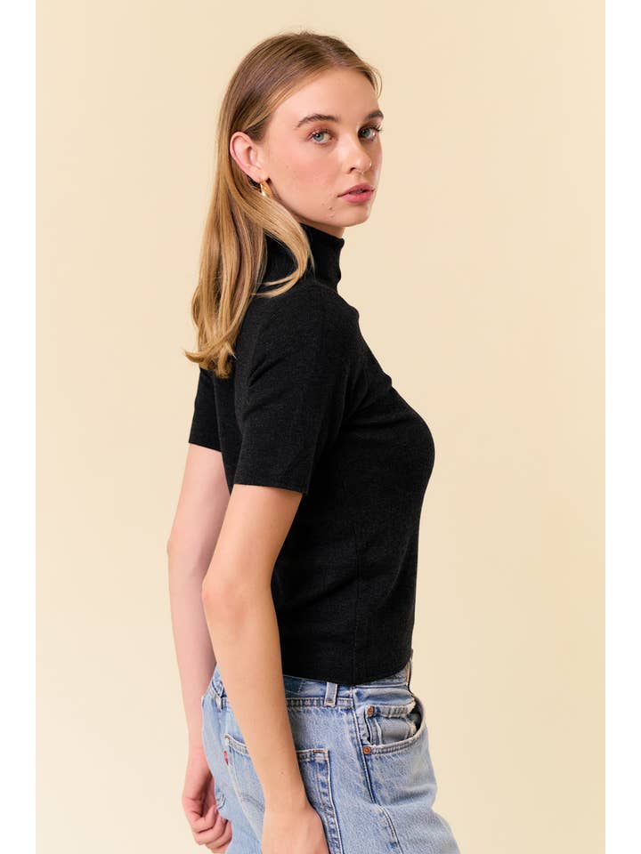 Doe and Rae – wholesale Stickad topp - Dam – HALVÄRMAD BASTRÖJA MED MOCKHALS - 1717C5