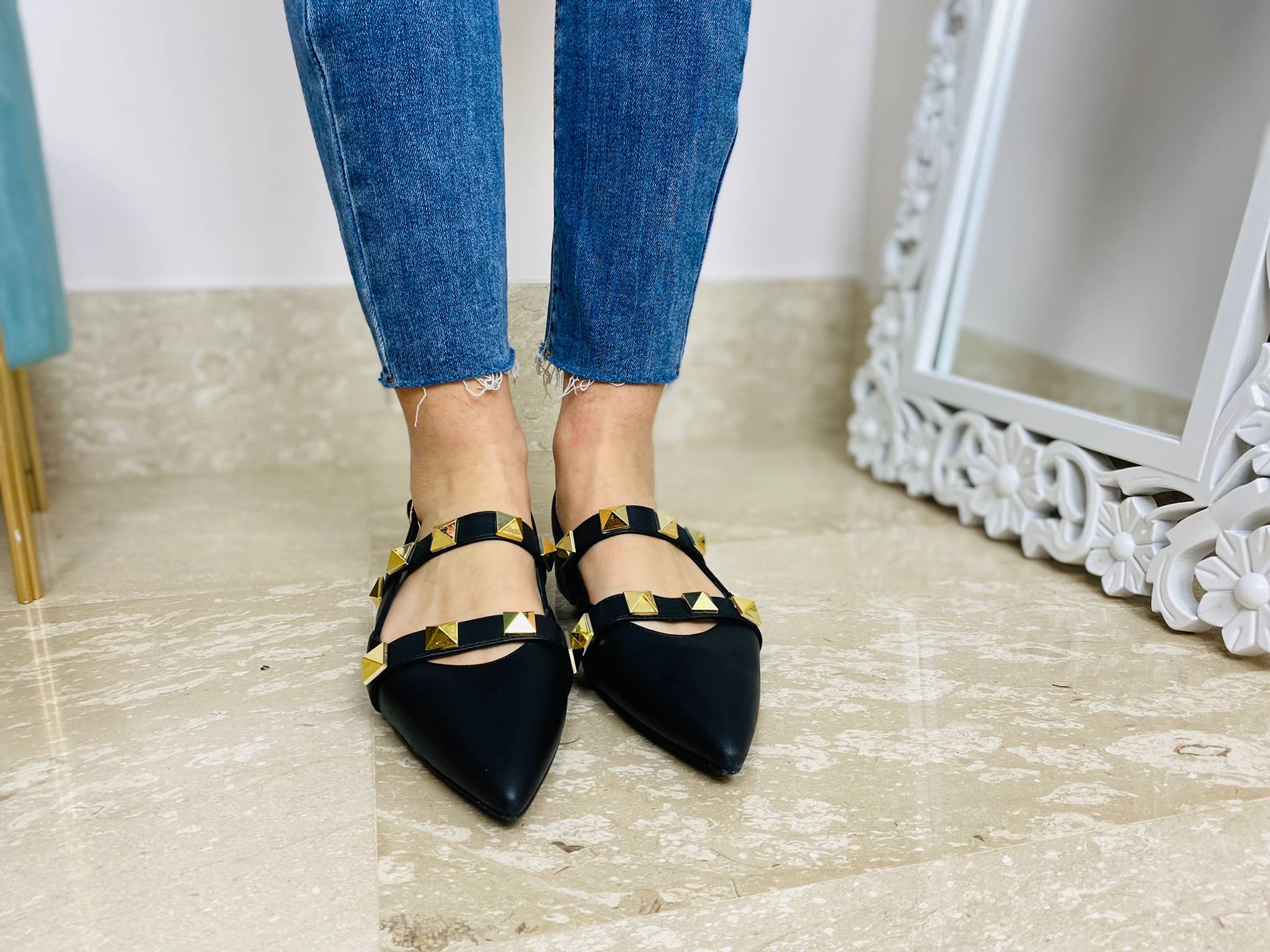 Vera Shop – Großhandel Flache Schuhe – Damen – Ballerina-Mules mit goldfarbenen Nieten1
