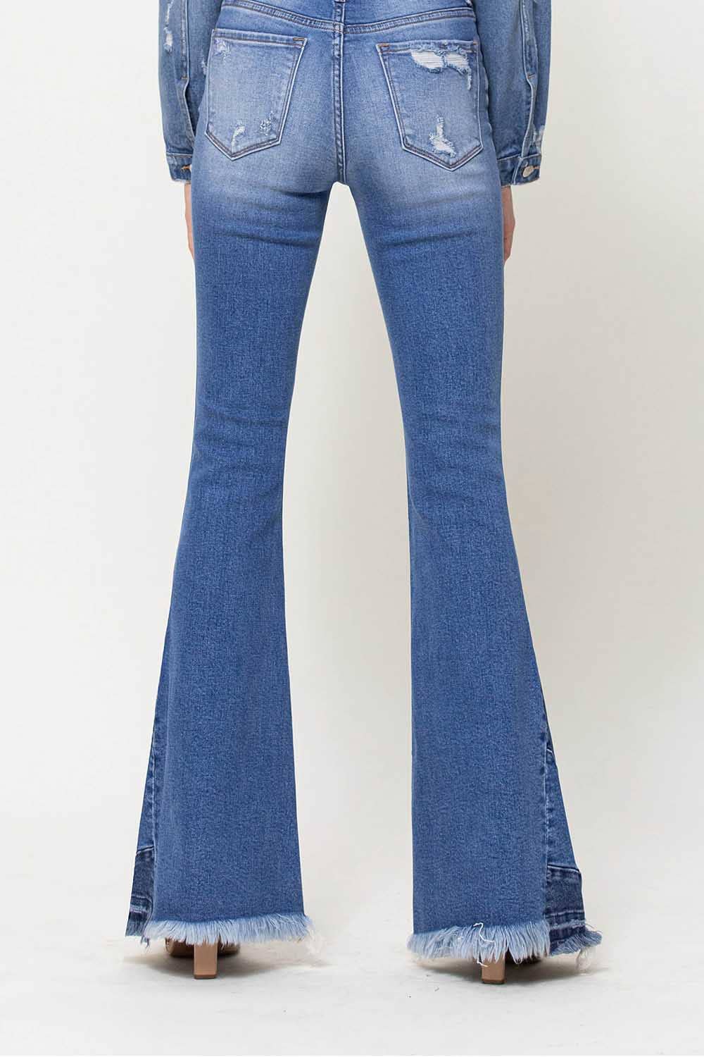 PATCHE MICH SUPER FLARE-JEANS MIT HOHER TAILLE UND AUSGEFRANSTEM SAUM AN DEN SEITEN V2424N für den Großhandel auf Faire8
